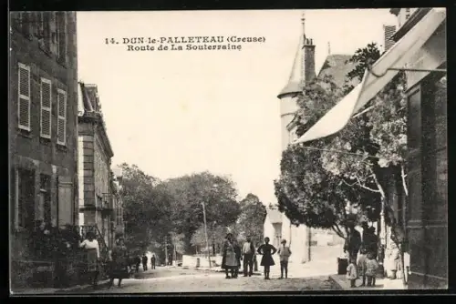 AK Dun-le-Palleteau /Creuse, Route de La Souterraine avec passants et architecture historique