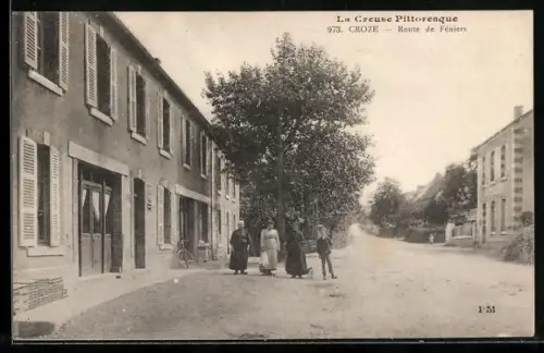 AK Croze /Creuse, Route de Felletin avec habitants et maison traditionnelle