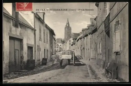 AK La Souterraine /Creuse, Rue de Bessereix avec vue sur l`église et charrette sur la route