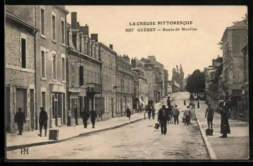 AK Guéret /Creuse, Route de Moulins avec passants et bâtiments historiques