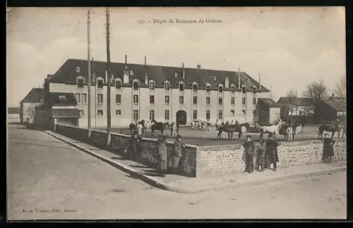 AK Guéret, Dépôt de Remonte de Guéret avec chevaux et soldats devant le bâtiment