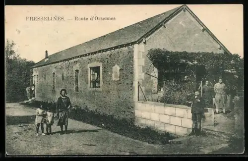 AK Fresselines, Route d`Orsennes avec famille devant une maison