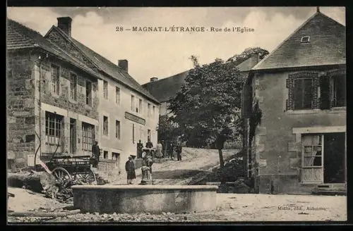 AK Magnat-l`Étrange, Rue de l`Église avec fontaine et habitants