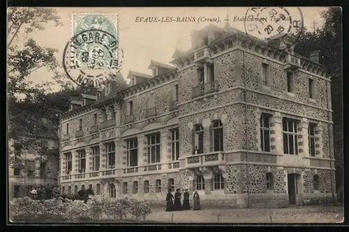 AK Évaux-les-Bains /Creuse, Établissement thermal avec visiteurs devant le bâtiment