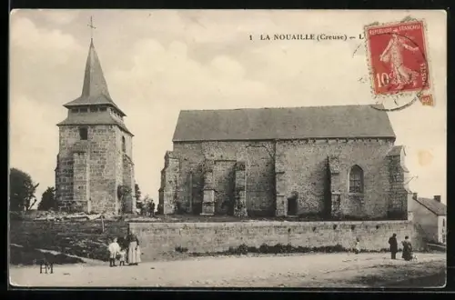 AK La Nouaille /Creuse, L`Église et son clocher avec des habitants au premier plan