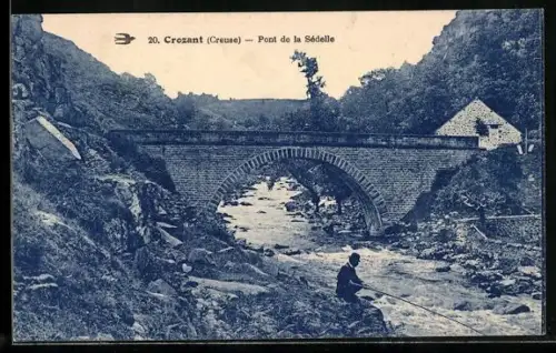 AK Crozant /Creuse, Pont de la Sédelle et pêcheur au bord de la rivière