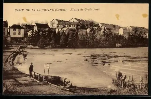 AK La Courtine /Creuse, Étang de Graladouze avec vue sur le camp et les bâtiments adjacents