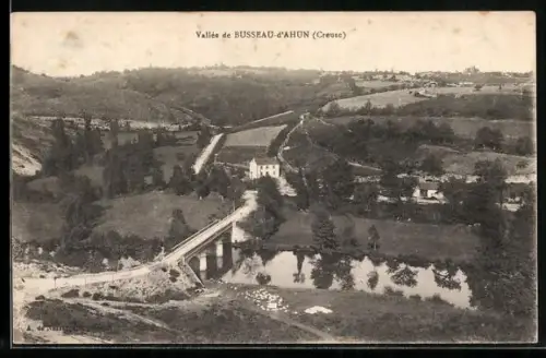 AK Busseau-d`Ahun /Creuse, Vallée et pont traversant la rivière avec paysages vallonnés