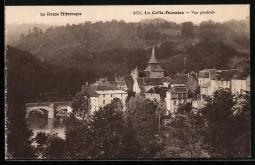 AK La Celle-Dunoise /Creuse, Vue générale du village pittoresque et de son pont sur la rivière
