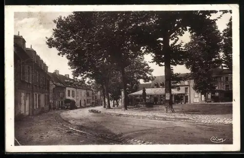 AK Vallières /Creuse, Place du Marché avec arbres et bâtiments anciens