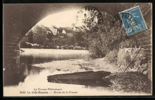 AK La Celle-Dunoise, Bords de la Creuse sous le pont avec une barque