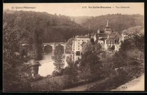 AK La Celle-Dunoise /Creuse, Vue générale avec le pont et le village entouré de collines boisées
