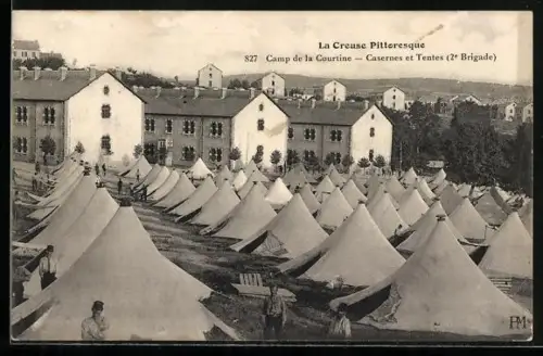 AK La Courtine /Creuse, Camp de la Courtine, Casernes et Tentes, 2e Brigade