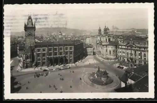 AK Prag, Altstädter Ring mit Denkmal u. Strassenbahn aus der Vogelschau