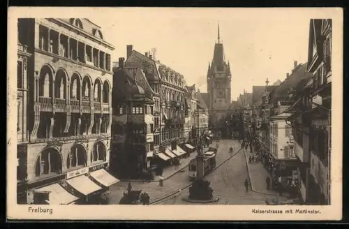 AK Freiburg, Kaiserstrasse mit Martinstor und Strassenbahn