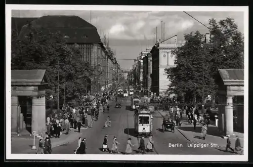 AK Berlin, die belebte Leipziger Str. mit Strassenbahn