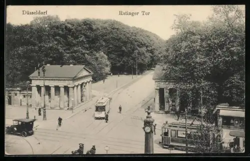 AK Düsseldorf, Strassenbahn passiert das Ratinger Tor