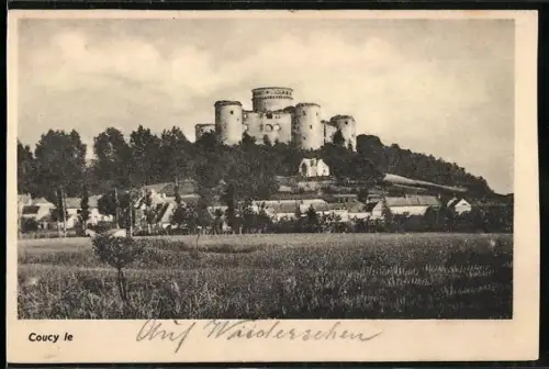 AK Coucy-le-Château, Vue du château dominant le village et la campagne environnante