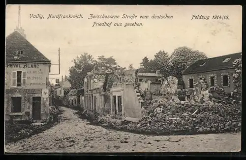 AK Vailly, Zerschossene Strasse vom deutschen Friedhof aus gesehen