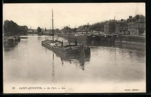 AK Saint-Quentin, Le Port avec péniches sur le canal