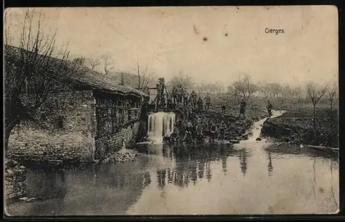 AK Cierges, Moulin pittoresque avec chute d`eau et groupe de personnes au bord de la rivière