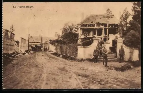 AK La Pommeraye, Rue avec maison endommagée et soldats sur le chemin