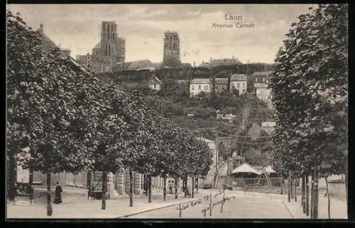 AK Laon, Avenue Carnot avec vue sur la cathédrale et les arbres alignés