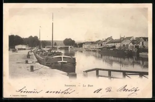 AK Soissons, Le Port avec bateaux amarrés sur le canal