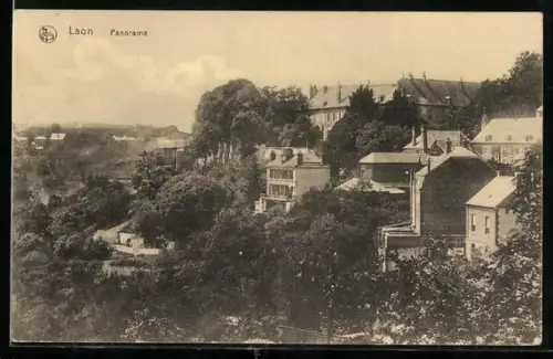 AK Laon, Panorama des maisons parmi les arbres et collines environnantes
