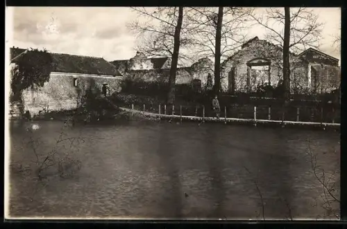 AK Corbeny, Vue sur les ruines près de l`eau et chemin traversant