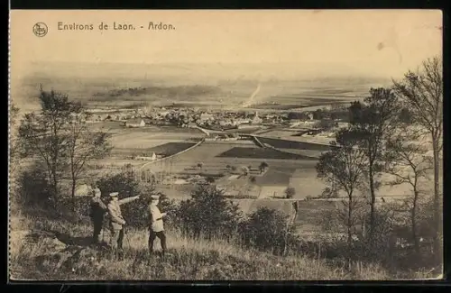 AK Ardon /Laon, Vue du village avec des promeneurs en premier plan