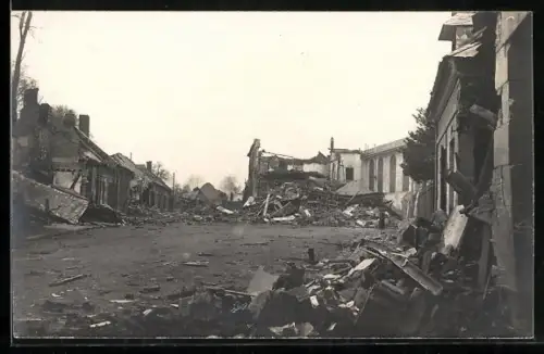 Foto-AK Chauny, Zerschossene Häuser 1918