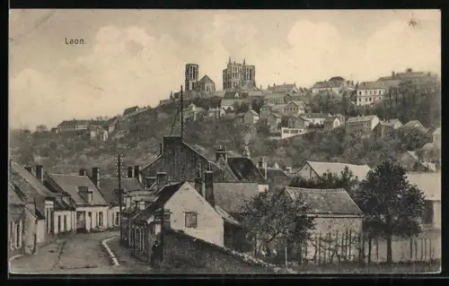 AK Laon, Vue sur la ville avec la cathédrale en arrière-plan