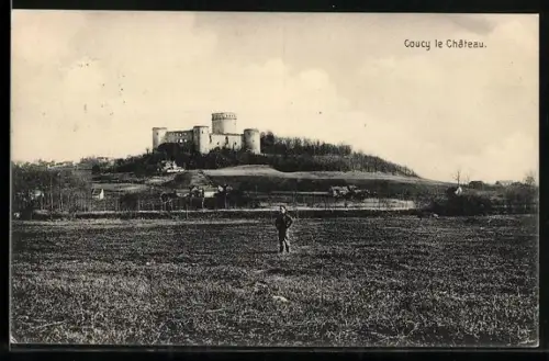 AK Coucy-le-Château, Vue du château fort sur la colline avec un champ en premier plan