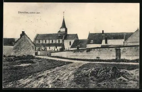 AK Étonvilles, Vue de l`église et des bâtiments environnants