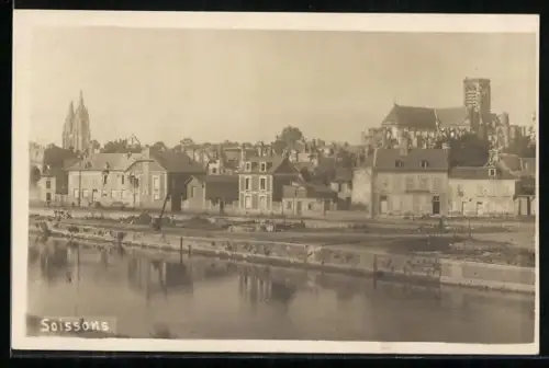 AK Soissons, Vue sur la ville et la rivière avec la cathédrale en arrière-plan