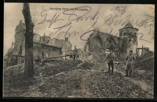 AK Perrière bei Soissons, Soldaten vor den Ruinen