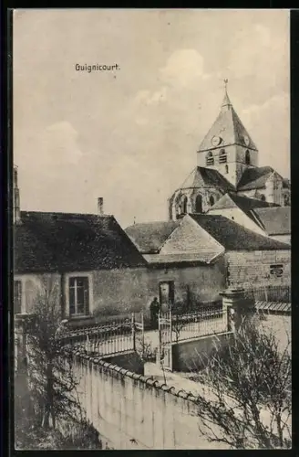 AK Guignicourt, Vue de l`église derrière des maisons et un jardin clôturé