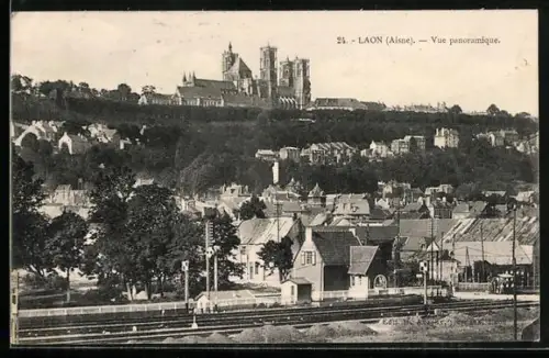 AK Laon /Aisne, Vue panoramique avec la cathédrale en arrière-plan