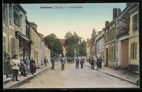 AK Sissonne /Aisne, Stadtstrasse mit Soldaten