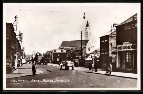 AK Hirson /Aisne, Rue de Charleville avec église et bâtiments en arrière-plan