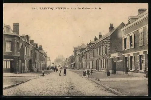 AK Saint-Quentin, Rue de Guise avec passants et bâtiments historiques