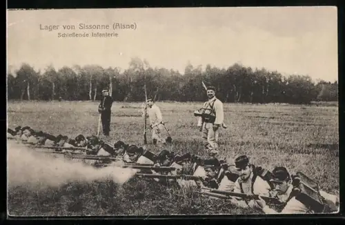 AK Sissonne /Aisne, Schiessende Infanterie im Lager