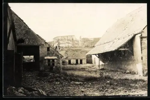 Foto-AK Juvincourt, Partie im zerschossenen Dorf 1917