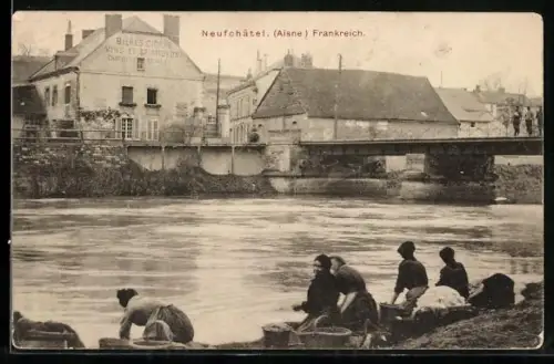 AK Neufchâtel /Aisne, Lavandières au bord de la rivière près du pont