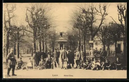 AK Laon, Hôtel-Dieu avec groupe de personnes devant l`entrée