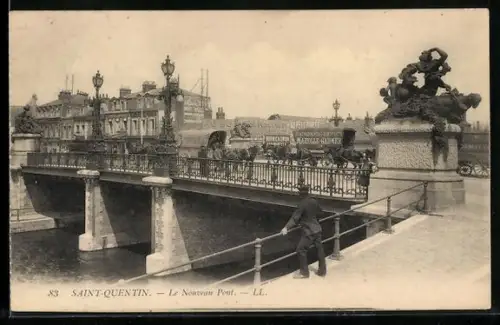 AK Saint-Quentin, Le Nouveau Pont et vue sur la rue animée