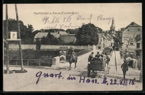 AK Neufchâtel /Aisne, Rue avec charrette et cavaliers traversant un pont