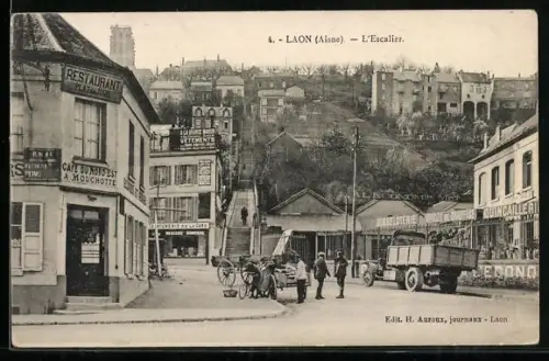 AK Laon /Aisne, L`Escalier et rue animée avec commerces et passants