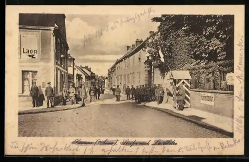 AK Sissonne /Aisne, Soldaten an der Komandatur